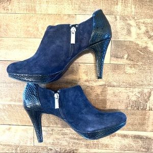 Bandolino Blue Suede Ankle Heels (Sz 7M)